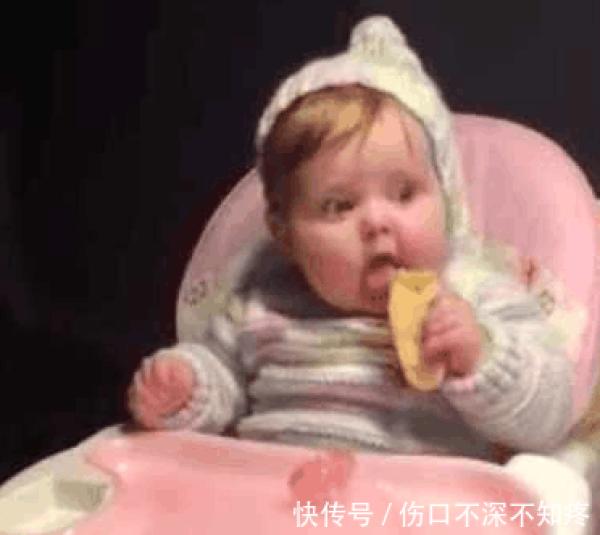 外国爸爸故意伸手抢小宝宝手里的食物, 结果发生了有趣一幕