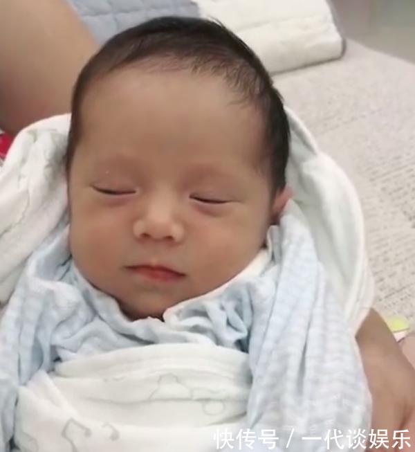 老婆抱着孩子睡觉，老公叫了声“乖女儿”，宝宝反应令人吃惊不已