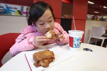 医生劝告：孩子再馋，这4样食物也不要给他吃，长大后会感谢你