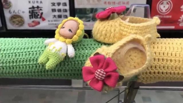 上海90后妈妈产后抑郁，她给整条街的栏杆织上“毛衣”，太可爱了！
