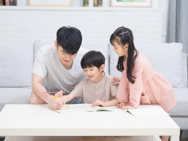 父亲姓宋，看这对父母巧妙取的名字，让孩子每次见人都很尴尬