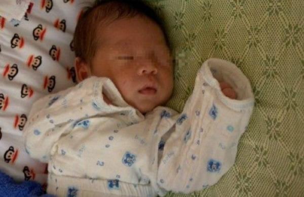 孕妈顺利产下7斤健康男宝宝,全家却抱头痛哭,护士也忍不住泪奔