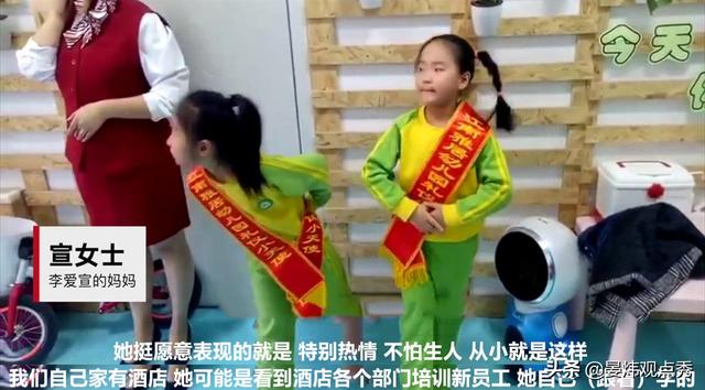 幼儿园萌娃“海底捞式”迎宾走红！家长称：自己学的没人教