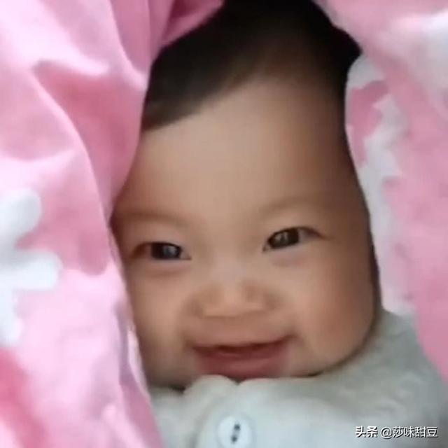 宝宝不睡觉，后让妈妈笑成花妈妈偷偷去试探，掀开被子