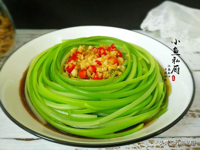 很多人不懂，这菜凉拌比炒着吃更香，撕成条就上桌，吃着超过瘾