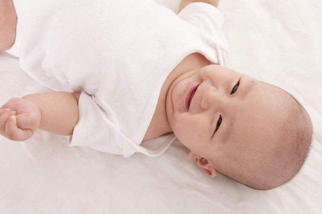 你注意宝宝的小手了吗？聪不聪明在上面就能看出来，一看一个准！