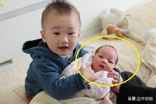 3岁哥哥非要自己抱刚出生的妹妹，最后一秒亮了，看看网友怎么说