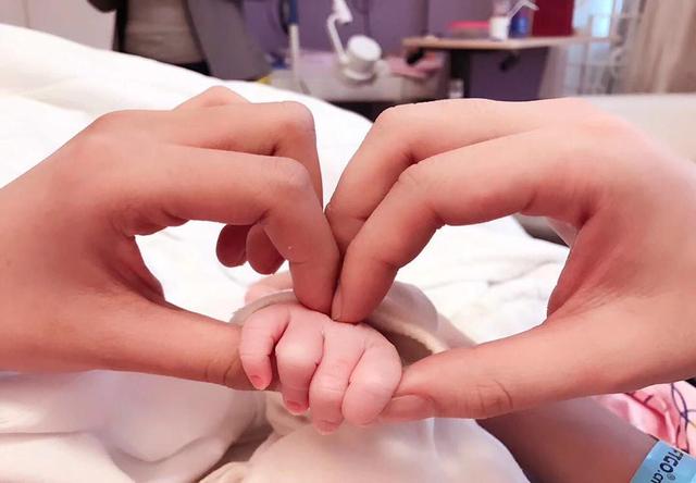 你注意宝宝的小手了吗？聪不聪明在上面就能看出来，一看一个准！