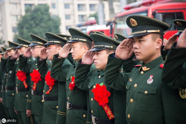 在军人选择留队还是退役时，其父母做干预应提前明白这4点