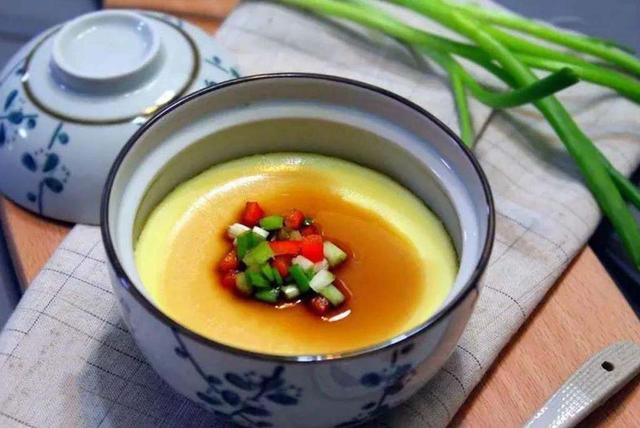 蒸鸡蛋羹时，加冷水还是热水，蒸之前多加这一步，蛋羹嫩滑无气孔