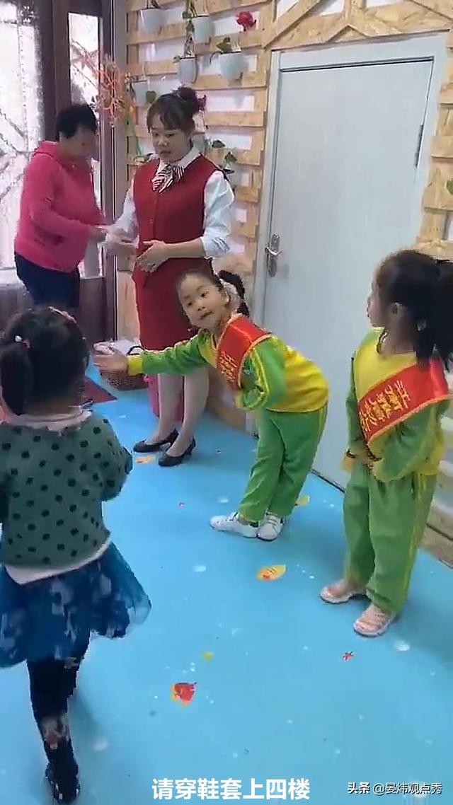 幼儿园萌娃“海底捞式”迎宾走红！家长称：自己学的没人教
