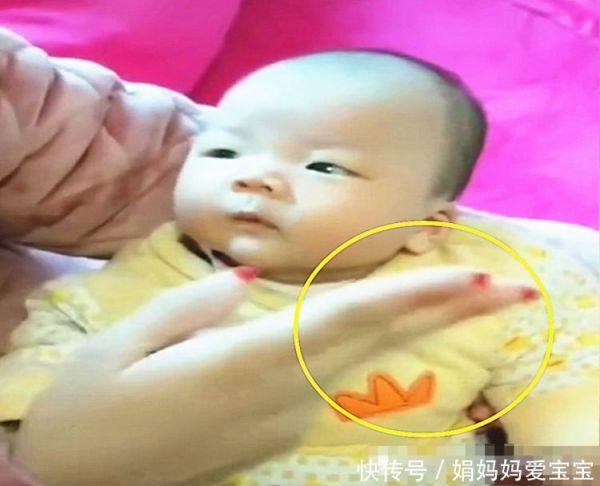 妈妈打儿子一下，儿子瞬间委屈到不行，表情爸爸不淡定