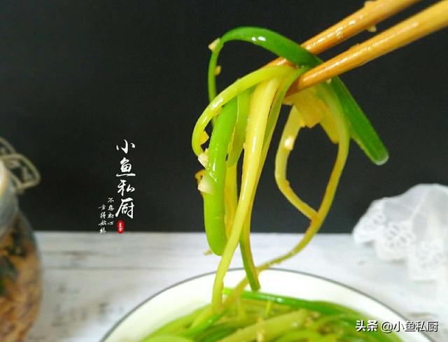 很多人不懂，这菜凉拌比炒着吃更香，撕成条就上桌，吃着超过瘾