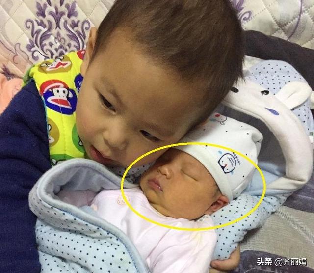 3岁哥哥非要自己抱刚出生的妹妹，最后一秒亮了，看看网友怎么说