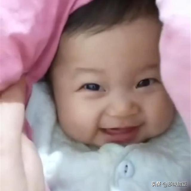 宝宝不睡觉，后让妈妈笑成花妈妈偷偷去试探，掀开被子