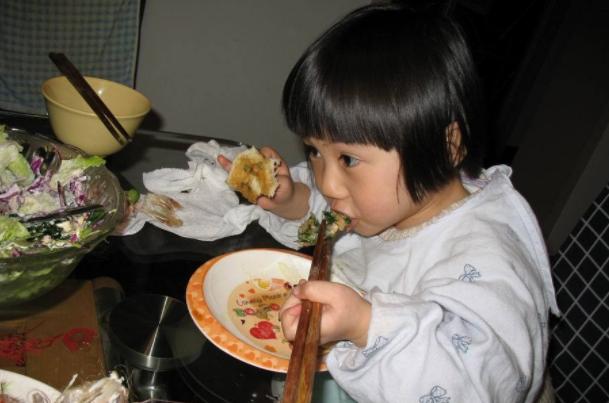 孩子5岁前，这3种饭少吃为好，可能会伤脾胃，影响身体发育