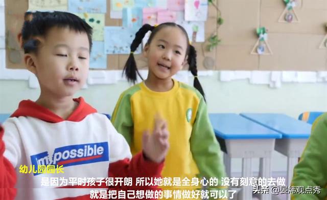 幼儿园萌娃“海底捞式”迎宾走红！家长称：自己学的没人教