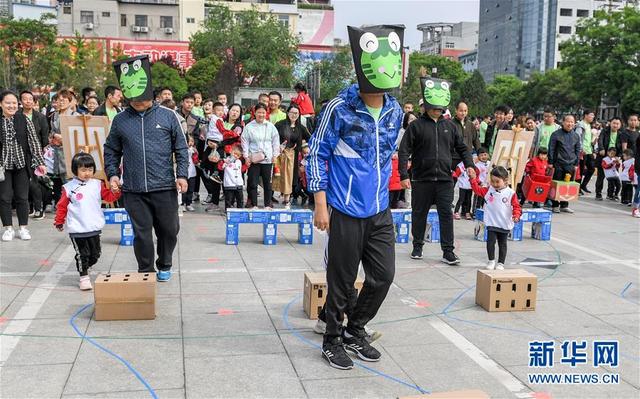 山西运城：废品利用 趣味运动