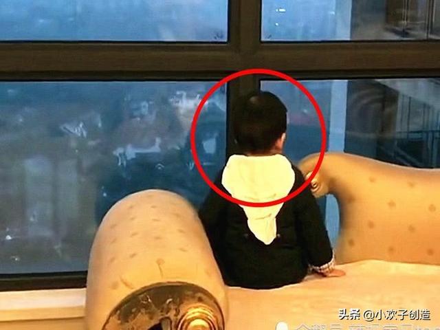 家住30层的2岁娃，经常盯窗外看1个多钟头，老妈发现瞬间泪奔