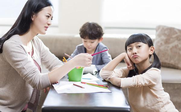 爸妈不断的纠正孩子,这对孩子好吗?听听专家怎么说