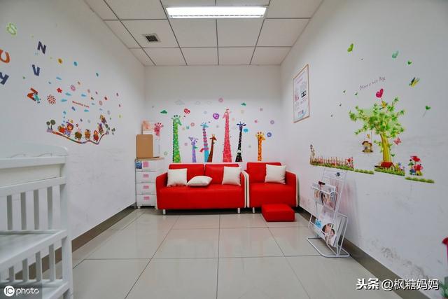 为啥国外一人能带几个孩子，国内却几人带一个？网红给了个答案