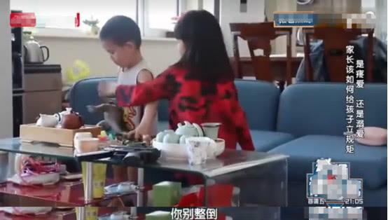 7岁女孩欺负弟弟，跟妈妈、奶奶动手，母亲却觉得不是太大问题