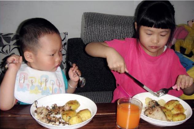 切记：孩子睡前，这4种食物宁可饿着也不要吃！不然积食，难长个