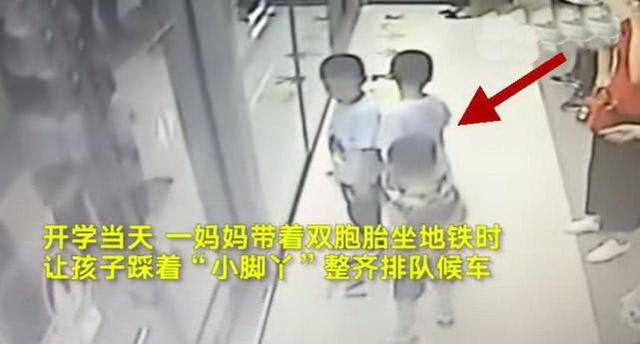 地铁上，两个妈妈的举动让全车厢的人点赞，这才是给娃最好的教育