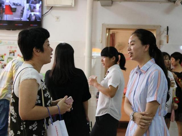 妈妈，班里好多小朋友不来上学了，得知原因，妈妈也想给娃办退学