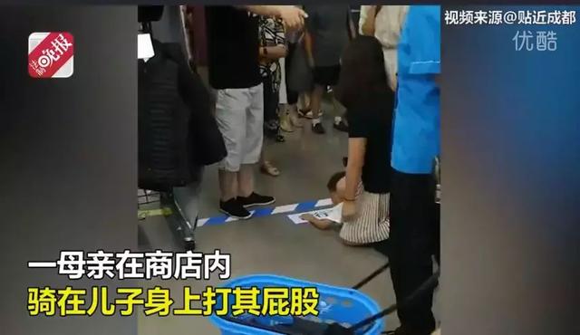 母亲骑在儿子身上暴打：吼娃不是病，该吼就得吼