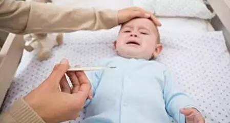 2岁男孩发烧爸爸一个动作致死：细数那些坑娃没商量的育儿土方