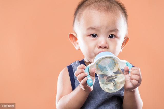 孩子喝水有三大误区，很多妈妈都在犯，会影响孩子的脾胃功能！