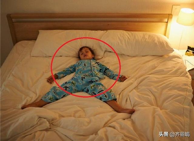 孩子睡觉爱踢被子就是因为怕热？错！你不知道孩子有多难受