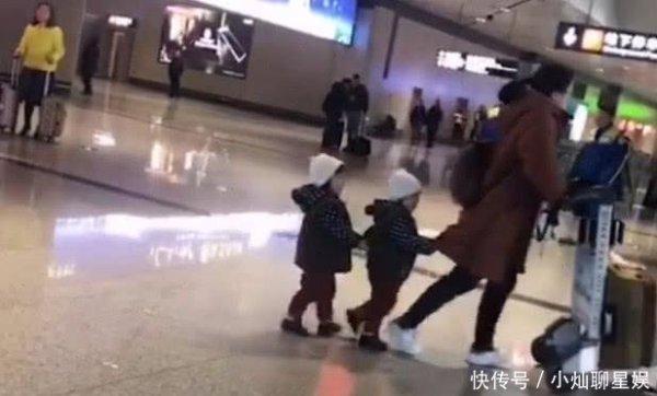 妈妈带双胞胎坐飞机，看到妈妈身后的“小尾巴”，网友被萌化了
