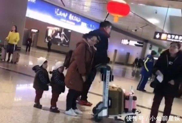 妈妈带双胞胎坐飞机，看到妈妈身后的“小尾巴”，网友被萌化了