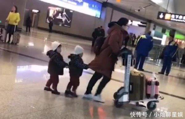 妈妈带双胞胎坐飞机，看到妈妈身后的“小尾巴”，网友被萌化了