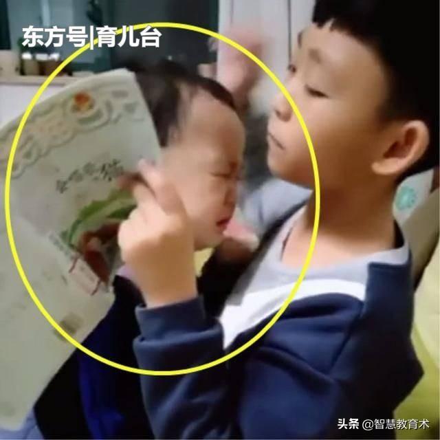 弟弟被批评后跑到哥哥怀里求安慰，画面很有爱，网友：想生二胎了