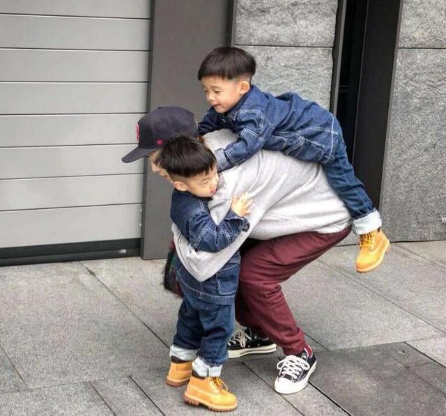 为了验证有没有偏心，妈妈当着大宝的面故意亲二宝，结果超预期