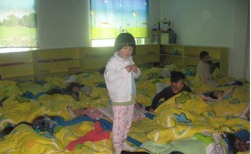 幼儿园孩子午睡实拍，看完后，你还会给孩子买这3种衣服吗