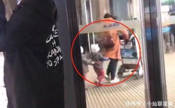 妈妈带双胞胎坐飞机，看到妈妈身后的“小尾巴”，网友被萌化了