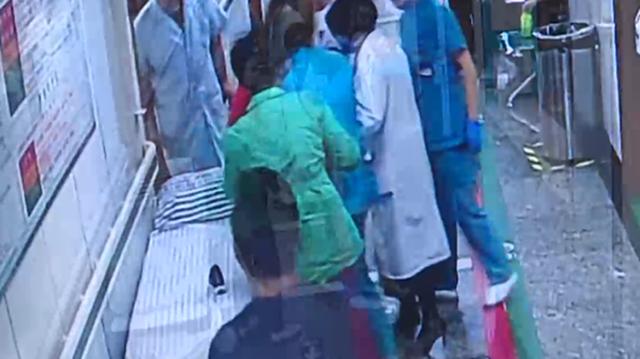 教科书式拍打！2岁男童异物卡喉急救 护士20秒拍出完整桂圆