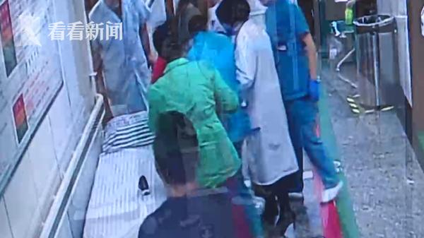 教科书式拍打！2岁男童异物卡喉急救 护士20秒拍出完整桂圆