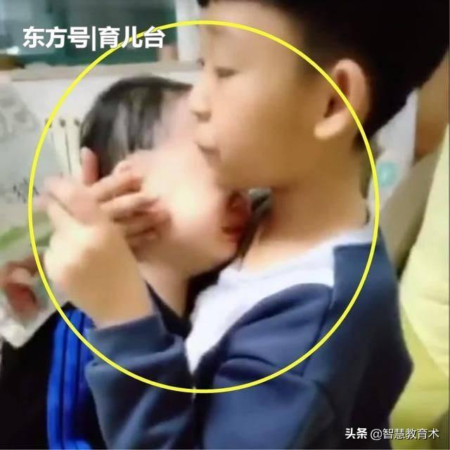 弟弟被批评后跑到哥哥怀里求安慰，画面很有爱，网友：想生二胎了