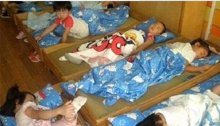 幼儿园孩子午睡实拍，看完后，你还会给孩子买这3种衣服吗