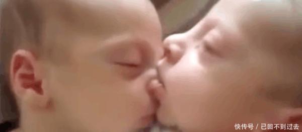 双胞胎宝宝一起睡觉觉, 其中一个醒来之后出现了尴尬的画面