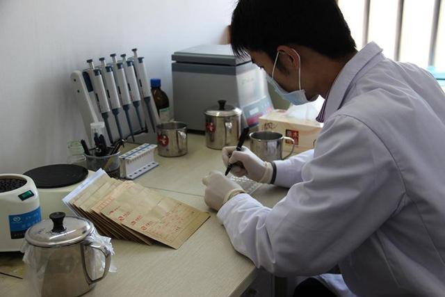 夫妻二胎染色体检查，丈夫怀疑孩子不是亲生，医生的话让他红了脸