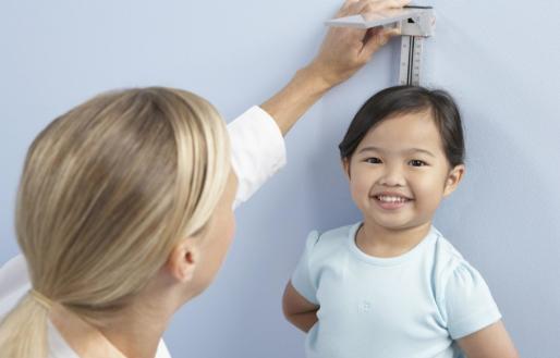 这些习惯会影响孩子身高，有的家长却错以为孩子能长大个，要重视