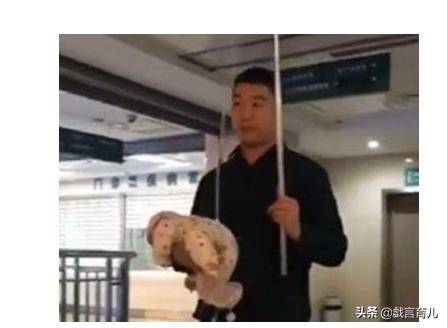 爸爸抱着宝宝输液，妈妈差点笑晕过去，网友：这位爸爸好可爱！