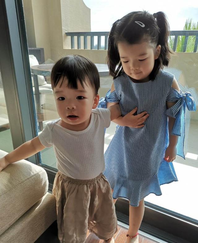 “你是姐姐，要让着弟弟！”小女孩回了一句话，奶奶无言反驳