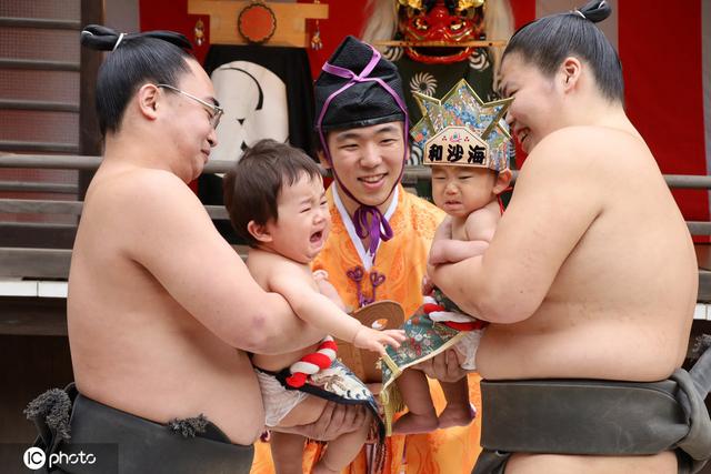 魔鬼爸爸！日本“宝宝哭”相扑赛 让宝宝哭声最大者获胜